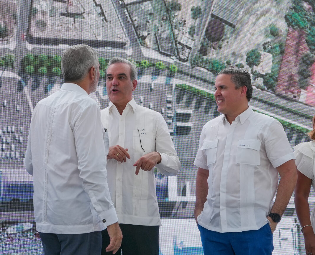 San Pedro de Macorís. - El presidente de la República Dominicana Luis Abinader, y el director de la Autoridad Portuaria Dominicana (APORDOM), Jean Luis Rodríguez, anunciaron la transformación del Puerto de San Pedro de Macorís con su rehabilitación y la introducción de una ruta de ferry hacia Mayagüez, Puerto Rico, operada por la empresa de capital español, Baleária. Con esta obra, el gobierno del presidente Luis Abinader marca un hito en la historia portuaria dominicana, restableciendo la primera ruta de ferry en la República Dominicana en la década de los 80, conectando precisamente a San Pedro de Macorís con Mayagüez. Además de provocar la revitalización de esta conexión histórica reconectando a San Pedro con su potencial logístico y turístico. La inversión total de la transformación será de unos 80 millones de dólares, que incluyen la construcción de infraestructuras portuarias como una terminal de pasajeros multifuncional, una pasarela, un finger, tacón para embarque y desembarque de vehículos y carga rodada  y la rehabilitación del puerto de San Pedro de Macoris. Este, proyecto  ha sido aprobado por unanimidad por el Consejo de Administración de APORDOM, expresando así el respaldo y la confianza en esta iniciativa para asegurar el resurgimiento de San Pedro de Macorís, como parte de uno de los planes estratégicos del gobierno del presidente Abinader de convertir a la República Dominicana  en el Hub Logístico del Caribe. Jean Luis Rodríguez, director ejecutivo de APORDOM, resaltó la importancia de este proyecto como un catalizador para el desarrollo económico y turístico de la región, asegurando que 