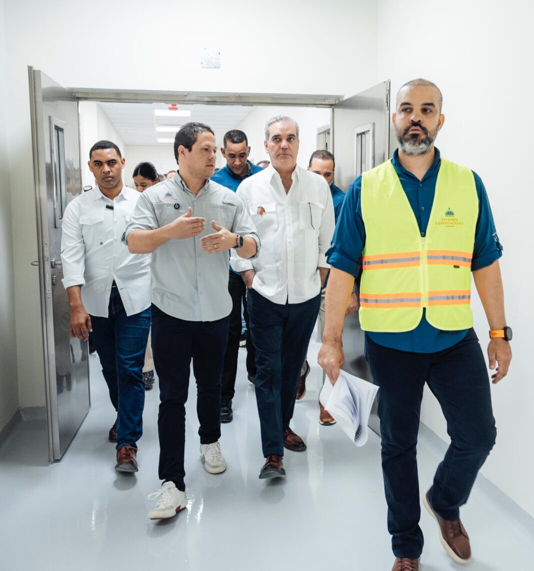 Abinader y Ministro Bonilla supervisan avances en construcción del Hospital San Vicente de Paúl en SFM